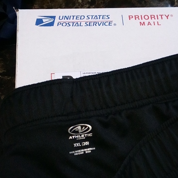 Core Running Shorts w pockets, built in panti styl liner + zippered pocket BLACK - Picture 12 of 15